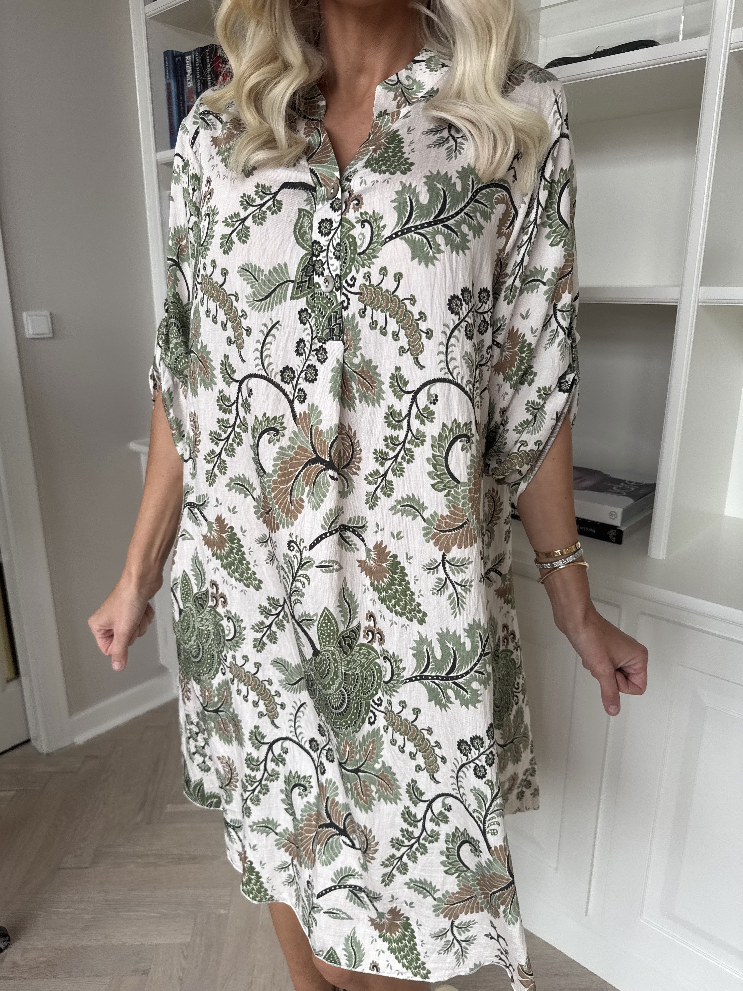 Nyah - Skjortklänning i viskos med tryck och knappar vid halsringningen